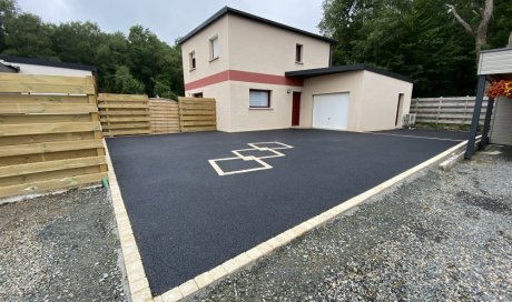 Réalisation d'un enrobé à chaud autour d'une maison à Lannion 