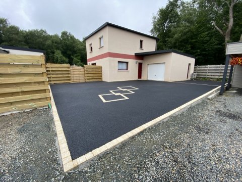 Réalisation d'un enrobé à chaud autour d'une maison à Lannion 