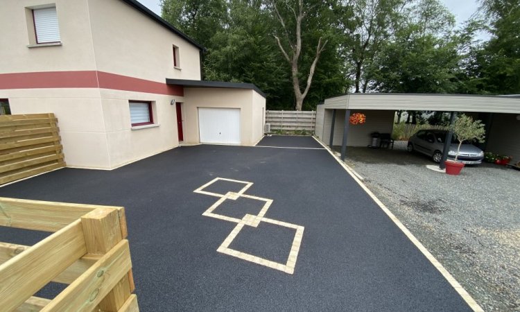 Réalisation d'un enrobé à chaud autour d'une maison à Loudéac 